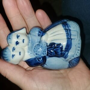 Small vintage blue/white porcelain figurine of a young Dutch couple.